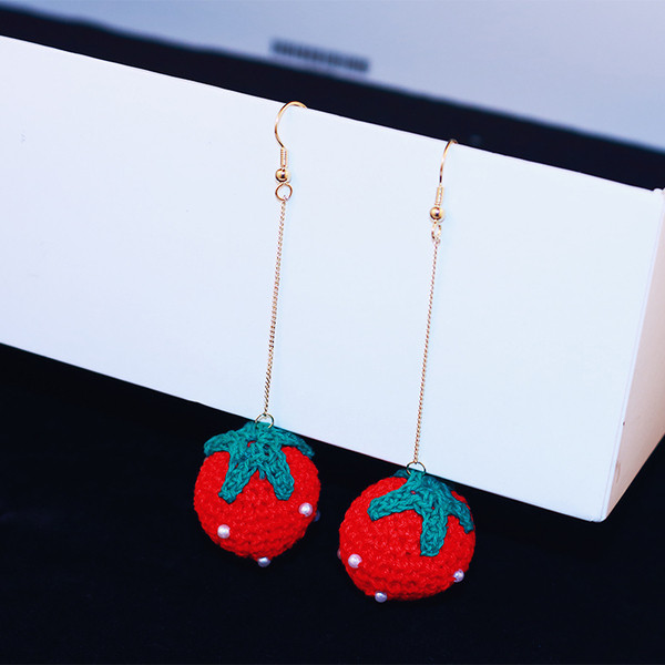 Cercei lungi de dama in rosu