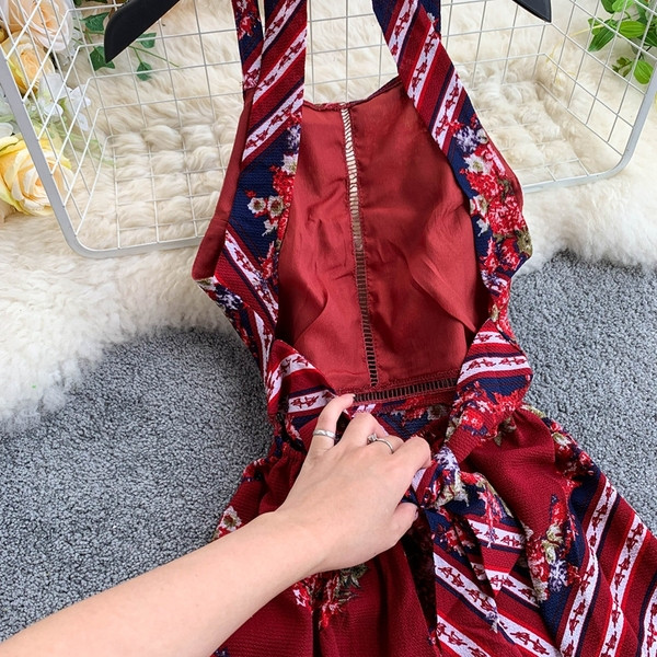 Modern női ruha virágmintával