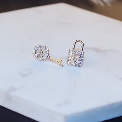 Нов модел дамски обеци-в два цвята с камъни