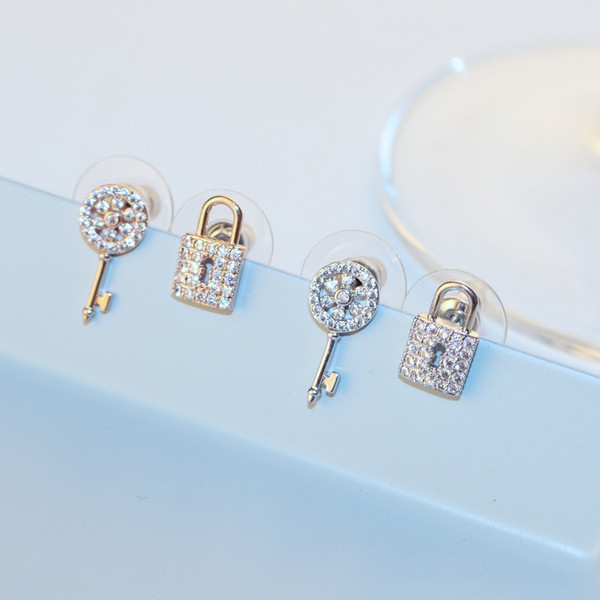 Нов модел дамски обеци-в два цвята с камъни