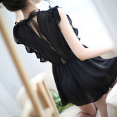 Átlátszó női hálóing fekete-fehér nyakkendővel