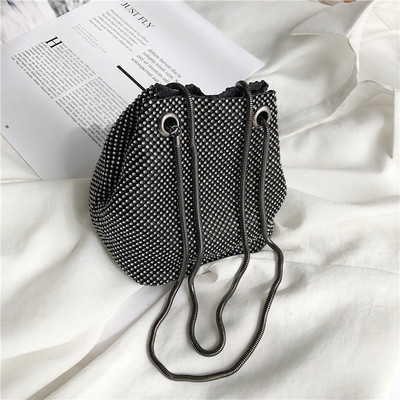 Napi női táska fémlánccal, három színben