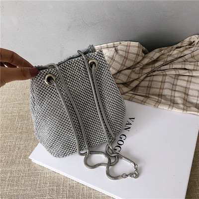 Napi női táska fémlánccal, három színben