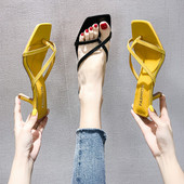 Κομψές γυναικείες παντόφλες με ψηλα τακούνια σε κίτρινο και μαύρο χρώμα