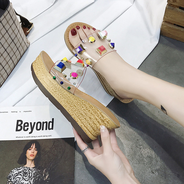 Modern női papucs magas talppal, két színben