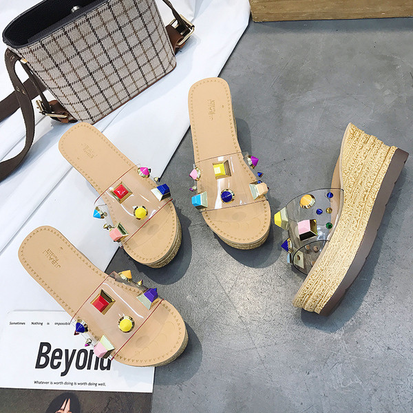 Modern női papucs magas talppal, két színben