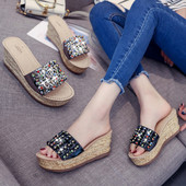 Παντόφλες γυναικείες και διακοσμητικές πέτρες σε δύο χρώματα