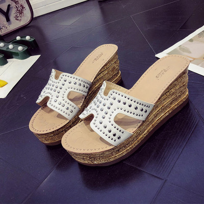 Κομψές γυναικείες παντόφλες σε δύο χρώματα με διακοσμητικά τακούνια