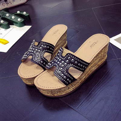 Κομψές γυναικείες παντόφλες σε δύο χρώματα με διακοσμητικά τακούνια