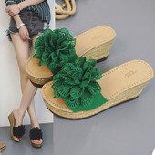 Μοντέρνα γυναικεία παντόφλες σε τρία χρώματα με τρισδιάστατο στοιχείο