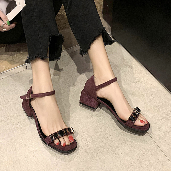 Γυναικεία σανδάλια σε δύο χρώματα από οικολογικό σουέτ με διακοσμητικές πέτρες