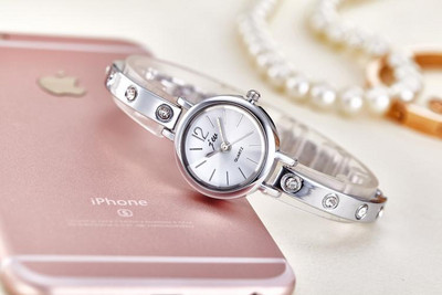 Дамски часовник в два цвята с камъни