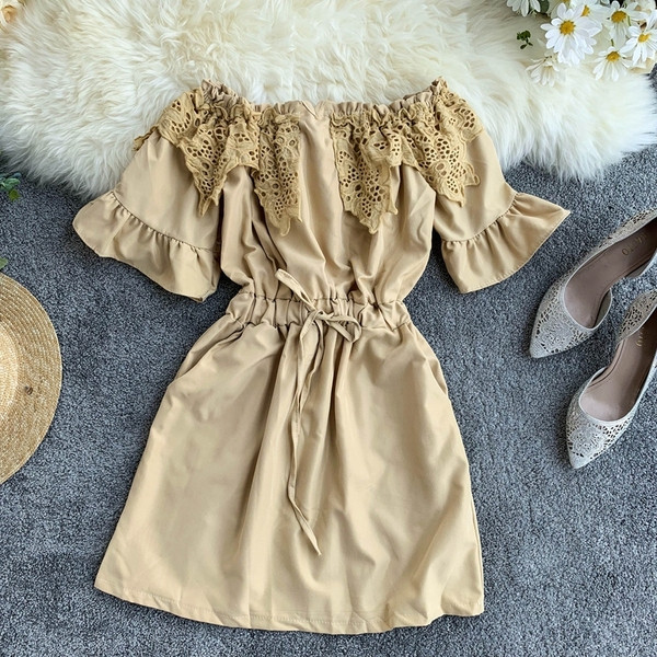 Дамска рокля с голи рамене и дантела в три цвята