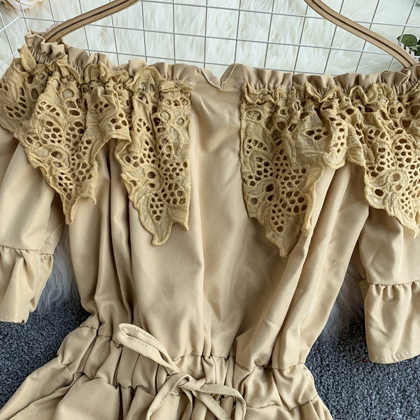 Дамска рокля с голи рамене и дантела в три цвята