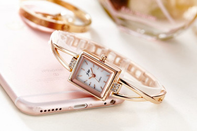 Модерен дамски часовник в златист и сребрист цвят