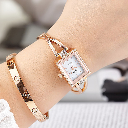 Модерен дамски часовник в златист и сребрист цвят