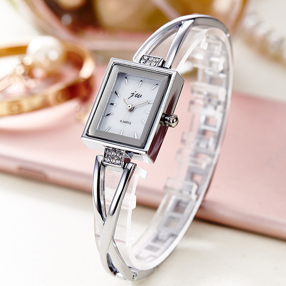 Модерен дамски часовник в златист и сребрист цвят