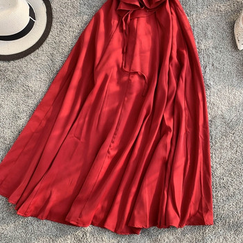 Дамска рокля с червен цвятс кръстосани презрамки на гърба