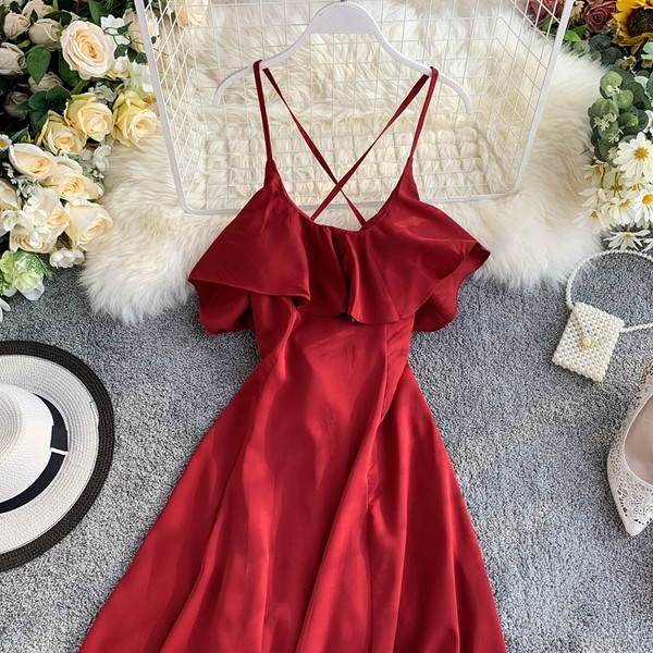 Дамска рокля с червен цвятс кръстосани презрамки на гърба