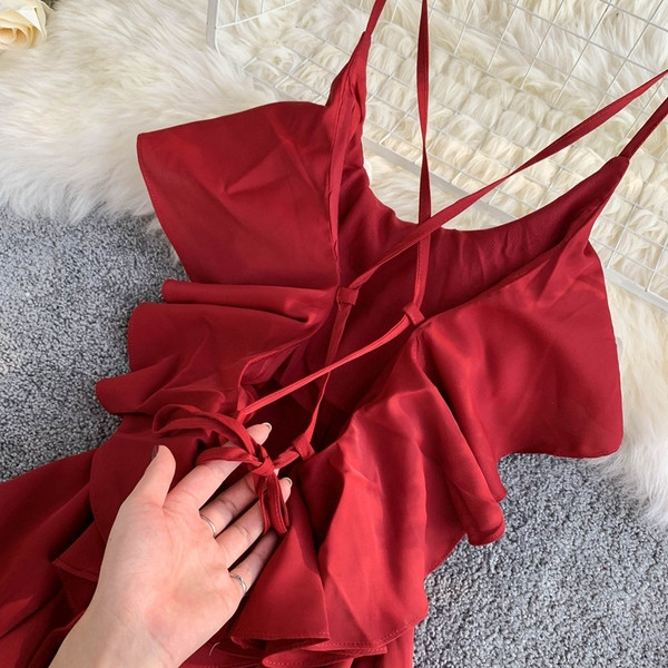 Дамска рокля с червен цвятс кръстосани презрамки на гърба