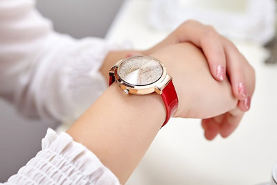 Модерен дамски часовник-в няколко цвята