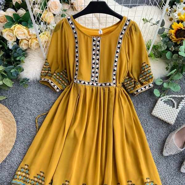 Дамска модерна рокля в жълт цвят