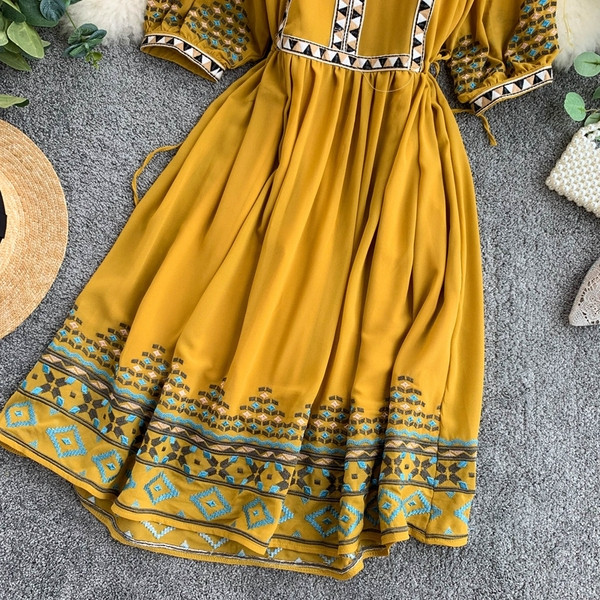 Дамска модерна рокля в жълт цвят