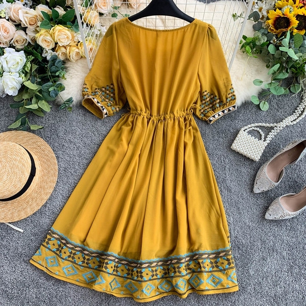 Дамска модерна рокля в жълт цвят