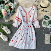 Стилна дамска рокля с бродерия и V-образно деколте в три цвята