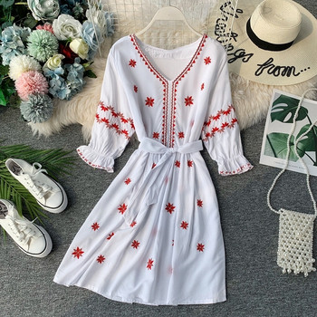 Стилна дамска рокля с бродерия и V-образно деколте в три цвята