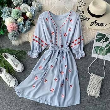 Стилна дамска рокля с бродерия и V-образно деколте в три цвята