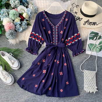 Стилна дамска рокля с бродерия и V-образно деколте в три цвята