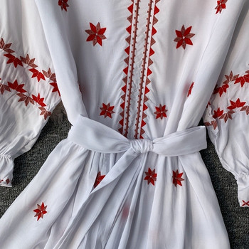 Стилна дамска рокля с бродерия и V-образно деколте в три цвята