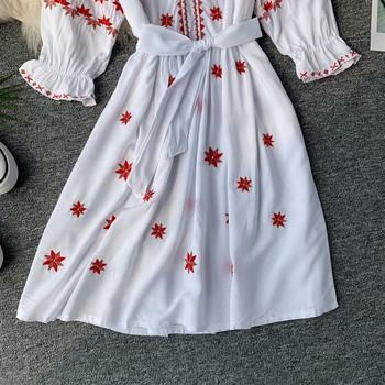 Стилна дамска рокля с бродерия и V-образно деколте в три цвята