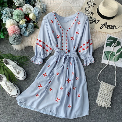 Стилна дамска рокля с бродерия и V-образно деколте в три цвята