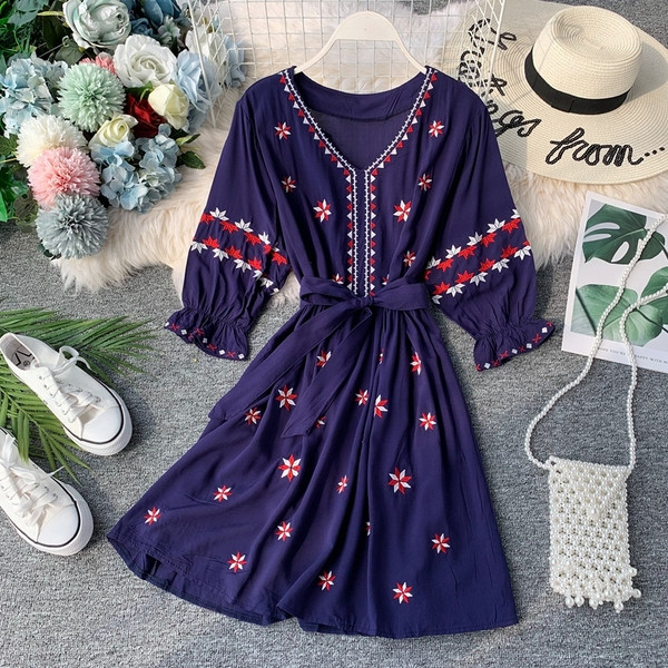 Стилна дамска рокля с бродерия и V-образно деколте в три цвята