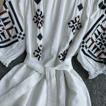 Стилна дамска рокля с бродерия и панделка с къс ръкав