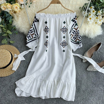 Стилна дамска рокля с бродерия и панделка с къс ръкав