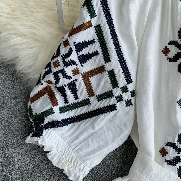 Стилна дамска рокля с бродерия и панделка с къс ръкав