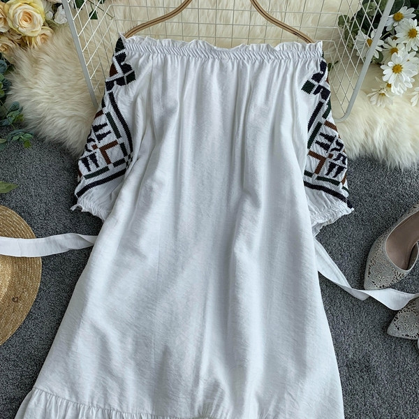 Стилна дамска рокля с бродерия и панделка с къс ръкав