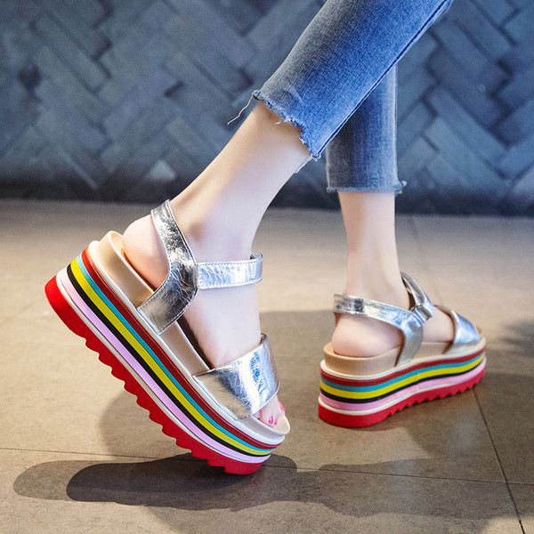 Дамски сандали с цветна подметка в черен, сребрист и бежов цвят