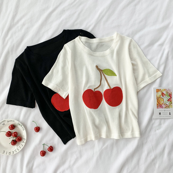 Дамска тениска с къс ръкав в бял и черен цвят и бродерия