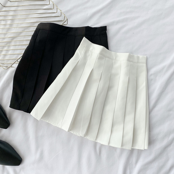 Дамска къса пола в бял и черен цвят