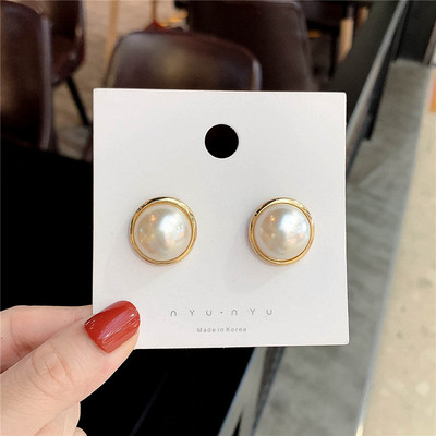 Актуални дамски обеци в бял и червен цвят