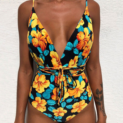 НОВ модел цял бански костюм в няколко цвята с флорален десен и  V-образно деколте