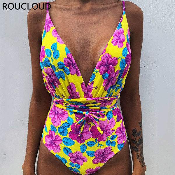 НОВ модел цял бански костюм в няколко цвята с флорален десен и  V-образно деколте 