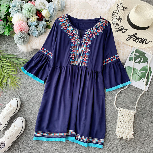 Модерна дамска рокля с бродерия и 3/4 ръкав в три цвята