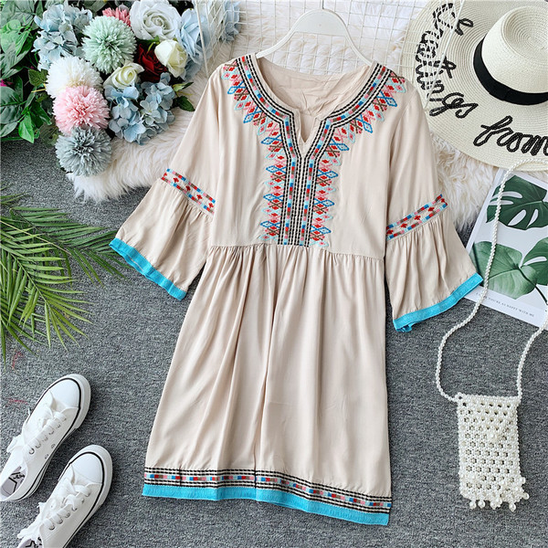 Модерна дамска рокля с бродерия и 3/4 ръкав в три цвята