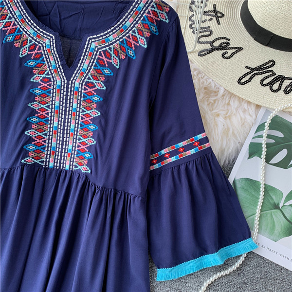 Модерна дамска рокля с бродерия и 3/4 ръкав в три цвята