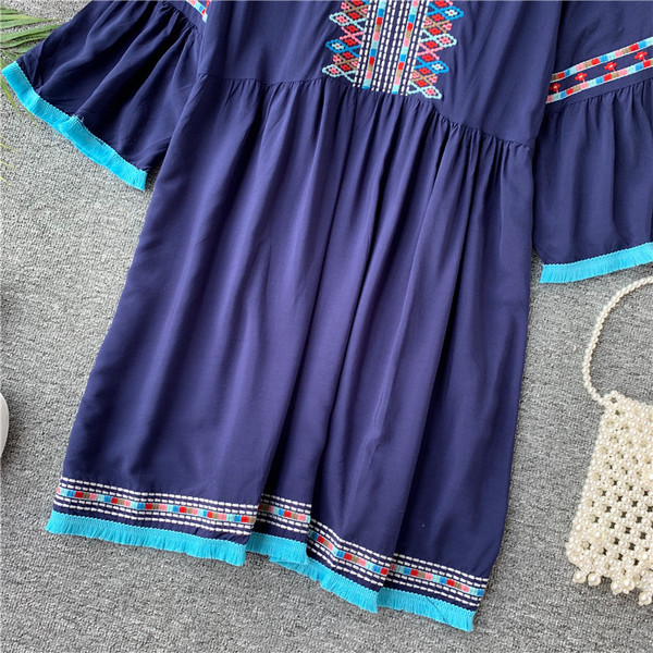 Модерна дамска рокля с бродерия и 3/4 ръкав в три цвята